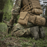 Soldat iført M-Tac Pouch til M249 Cartridge Box Closed i marken, klar til kampopgaver med holdbart Cordura 500D materiale.