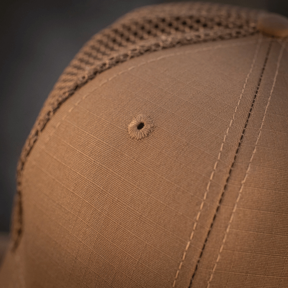 Nærbillede af M-Tac Mesh Flex Ripstop Baseball Cap med ventilation og holdbart Ripstop-materiale til udendørs brug.