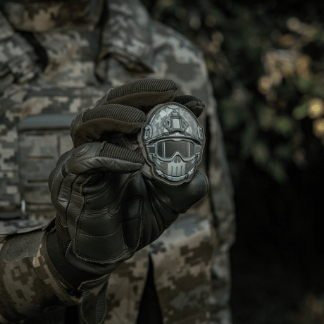 M-Tac Patch Emoji #20 med 3D-effekt, PVC og velcro, holdt af person i camouflage-outfit. Perfekt til tøj, taske, taktisk udstyr.