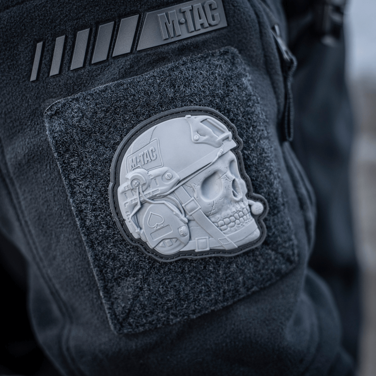 M-Tac Patch Operator 3D PVC på jakke med realistisk design, Velcro fastgørelse, perfekt som morale patch. Størrelse ca. 6 x 7 cm.