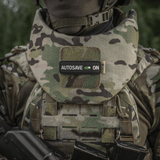 M-Tac Patch Autosave PVC i camouflage, monteret på militærvest for fokus og dedikation, med velcro bagside til nem fastgørelse.