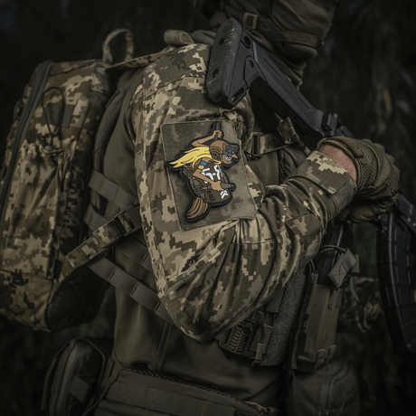 M‑Tac Patch Baba-Yaga Vertical på militæruniform, inspireret af ukrainske UAV-operatører med 3D-design og velcrofæstning.