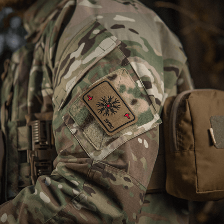 M-Tac Patch Kort Helm of Horror (Broderi) på camouflagejakke, broderet med vikinge-ægishjálmur, lavet af Cordura 500D, 8 x 5 cm.