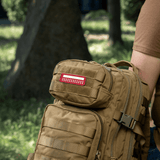 M-Tac Patch Flag 25x80 Mini Squares på en rygsæk udendørs, holdbar og let at fastgøre med velcro, designet i robust Cordura 500D.