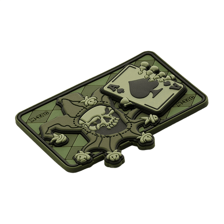 Taktisk M-Tac Patch Joker Skull 3D PVC i grønt med joker- og dødskortdesign, fremstillet af PVC med 3D-effekt, Velcro-bagside.