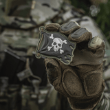 M-Tac Patch Jolly Roger PVC i 3D-design, holdt af gloved hånd, symboliserer eventyrlyst, med velcro på bagsiden, 8x5 cm.