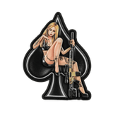 M-Tac patch Lady of Spades PVC i pin-up stil, kvinde med gevær foran et spar symbol, inspireret af Amerikansk kultur, høj kvalitets PVC.