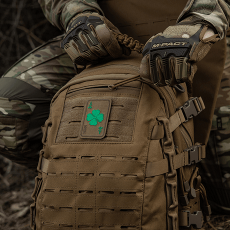 M-Tac Patch Lucky Card (Broderi) i Cordura 500D på rygsæk med kløverbladssymbol, symboliserer held og beskyttelse, fastgøres med Velcro.