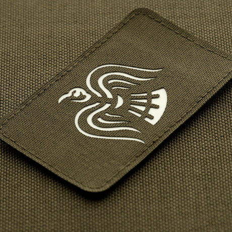 M-Tac Patch Ravneflag Laser Cut viser vikingeflag med sort ravn, ideel til uniform eller taktisk udstyr, Cordura 500D, Velcro, 80x50 mm.