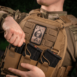 M-Tac Patch Ace of Spades på camouflagejakke, symboliserer kampgejst med spar es og kranie, vintage look, Cordura 500D