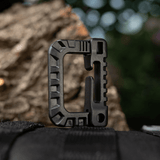 M-Tac Plast Karabin i stærkt ABS-plastik til udstyrsfæstning, tæt visning med naturbaggrund.