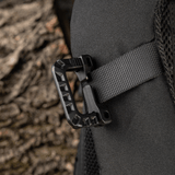 M-Tac Plast Karabin i brug, fastgjort til en taske, let og holdbar ABS-plast karabin til udstyr.