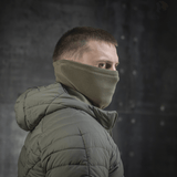 En mand bærer M-Tac Polartec Anatomic Tube Scarf for beskyttelse mod vind, lavet af Polartec® Micro Series fleece, til udendørs brug.