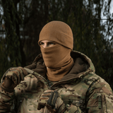 M-Tac Rip-Stop Fleece Hjelmliner i brug under koldt vejr, holdbar og vindtæt, ideel til udendørs aktiviteter i vinter.