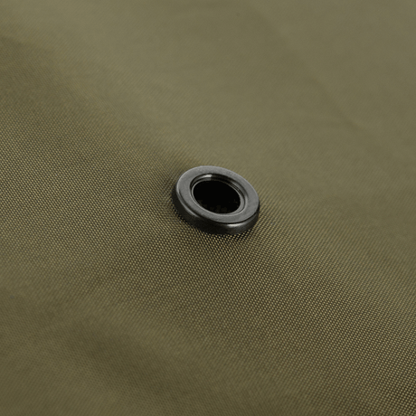 M-Tac Rygsækcover i nylon med PU-coating som beskytter mod regn og sne, vist i nærbillede af det vandtætte materiale.