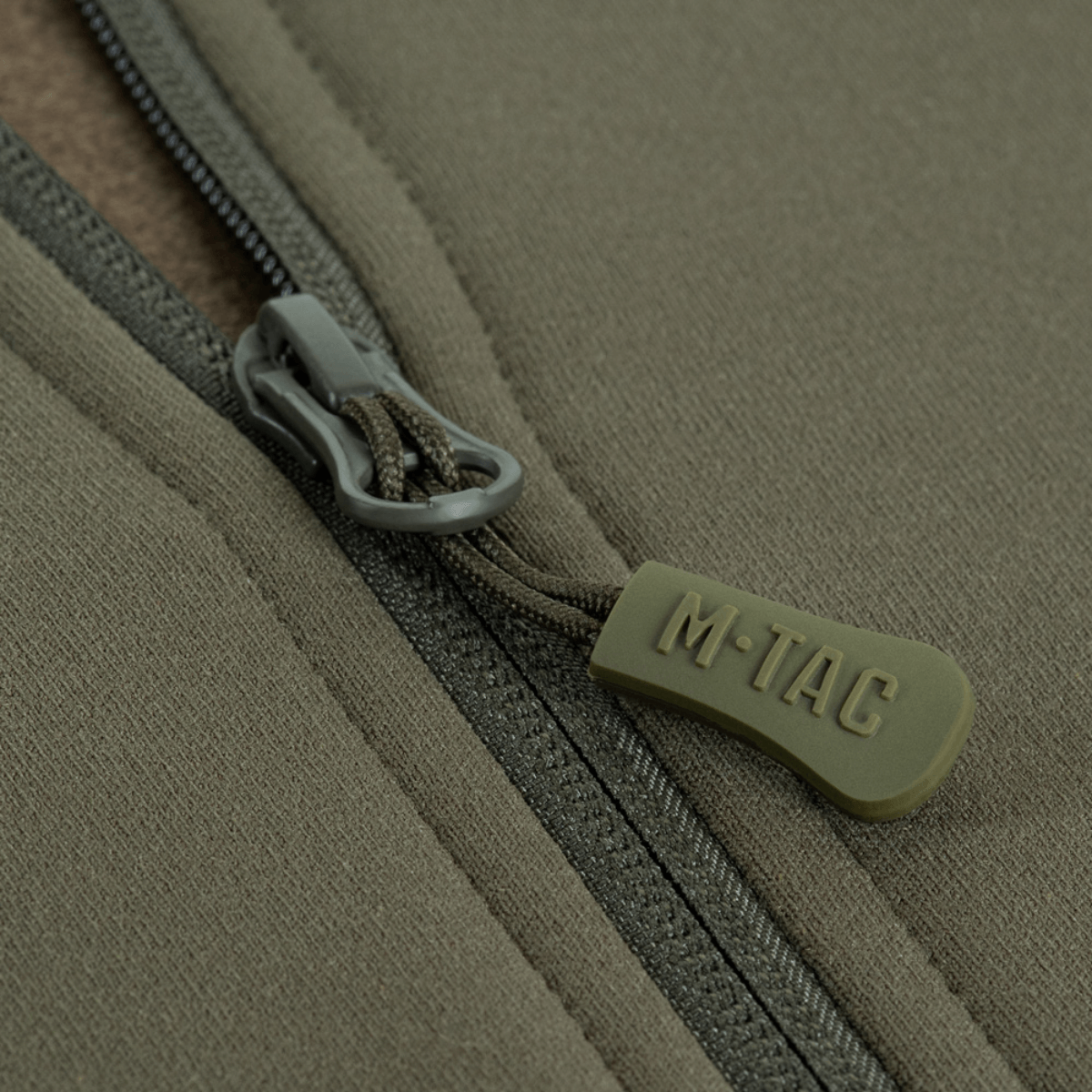Nærbillede af lynlåsen på M-Tac Shadow Polartec Fleece Sweatshirt med M-Tac logo.
