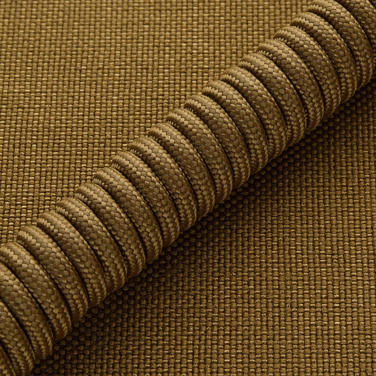 M-Tac Safety Cord Medium Universal i spiraldesign til sikring af våben og udstyr. MOLLE-kompatibel med fleksibel fastgørelse.