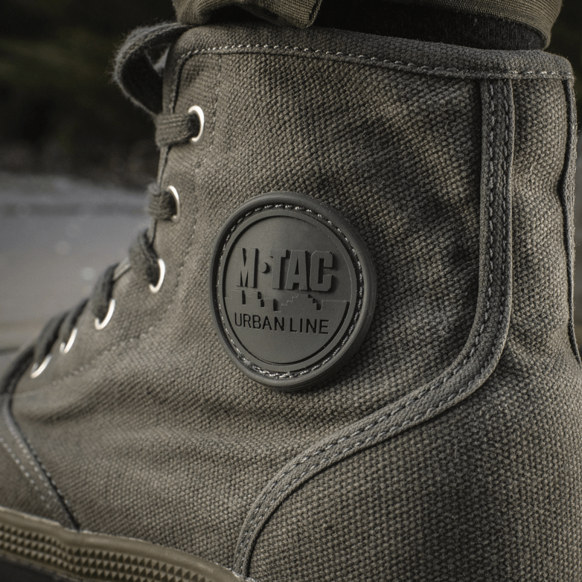 M-Tac Sneakers med klassisk design og funktionelle snørehuller, ideelle til udendørs aktiviteter og daglig brug.