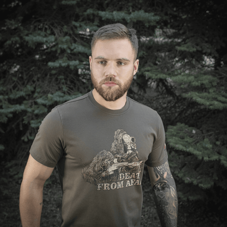 Mand iført M-Tac Sniper T-shirt med 'Death From Afar' print, designet til snipers, lavet i bomuld og elastan for komfort og holdbarhed