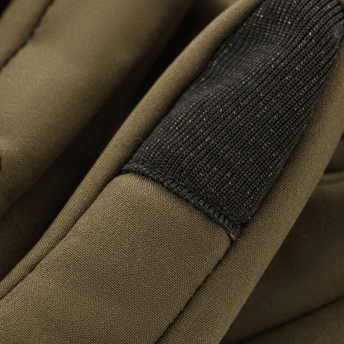 M-Tac Vinterhandsker Soft Shell nærbillede af materialetekstur og design i brun farve, ideel mod vind og regn.