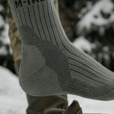 M-Tac Sokker Mid Calf Mk.4 i brug, viser thermozoner og polstrede områder til trekking og aktiv brug, optimal beskyttelse og komfort.