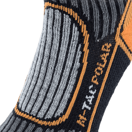 Close-up af M-Tac Sokker Polar Merino 40%, viser detaljeret strikmønster og logo på udendørs aktivitetssokker.