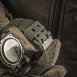 M-Tac Sport Ur med robust urkasse og sort silikonerem, ideel til outdoor-entusiaster og sportsfolk. Vandafvisende ur i praktisk design.