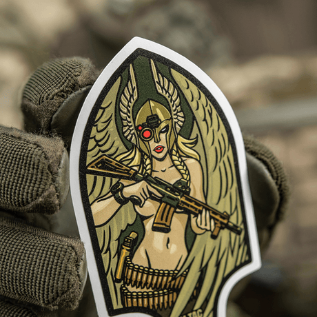 M-Tac Sticker Valkyrie med krigsgudinde i normannisk hjelm og M4 gevær, inspireret af Arrowhead patch fra Anden Verdenskrig.