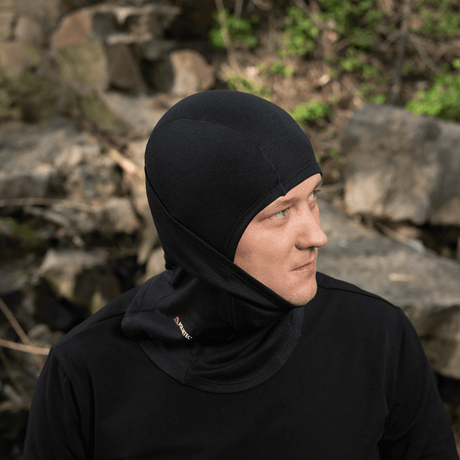 Mand iført M-Tac Sweater-Ninja-Balaclava Premium, beskytter hovedet i udendørs omgivelser, lavet af Polartec® Power Dry materiale