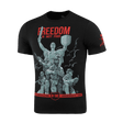 Sort M-Tac T-Shirt Freedom med militærpersonel og modersymbolik print, fremhæver ukrainsk mod og frihed. Fokus på styrke og beslutsomhed.