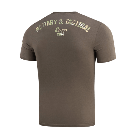 M-Tac T-Shirt Logo med "Military & Tactical Since 2014" camouflagemønster på bagsiden og sloganet "Born by Revolution – Hardened by War".