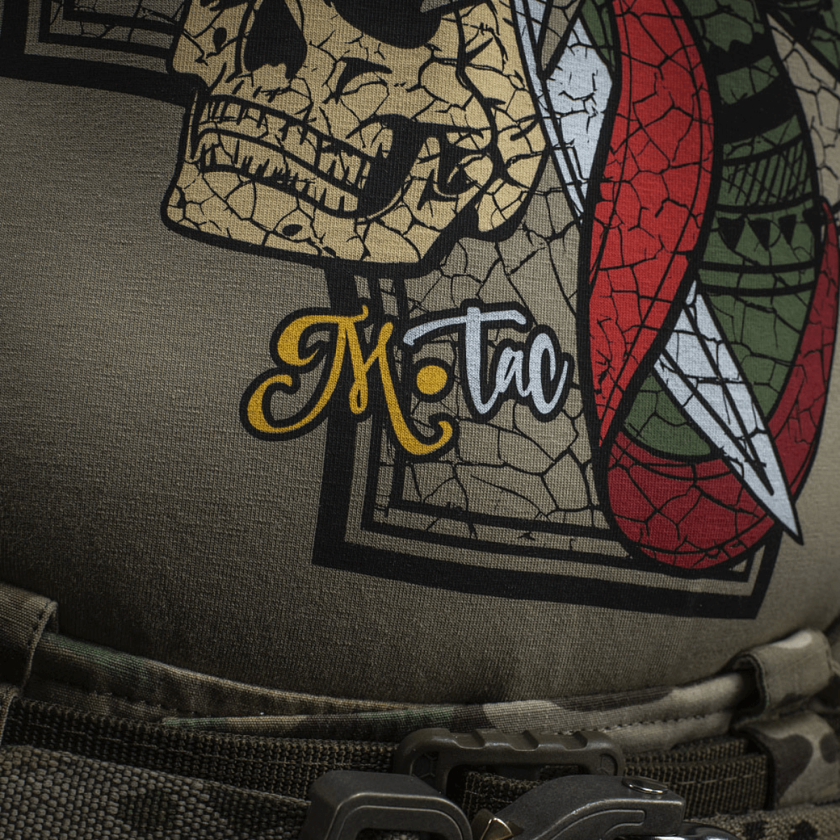 M-Tac T-Shirt Motanka med kranium-print og logo, der afspejler modigt design inspireret af ukrainsk kosak-arv og symboler.