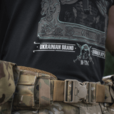 M-Tac T-Shirt Odin Mystery med Odin-print fra nordisk mytologi og moderne militærtilbehør, set tæt på.