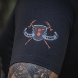 Detalje af M-Tac T-Shirt Steel Knight med logo på ærme, symboliserende styrke og mod hos Ukraines forsvarsstyrker.