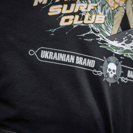 M-Tac T-Shirt Surf Club med ukrainisk brand og kraniegrafik, inspireret af specialoperationer og surf. Premium MagnaColours® tryk.