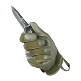 M-Tac Handsker Police Gen.2 med kniv i taktisk position for forbedret greb og beskyttelse, designet til politi og sikkerhedspersonale.