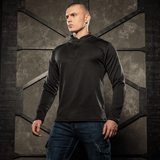 Mand iført M-Tac Thermal Fleece Trøje Delta Level 2 i sort miljø