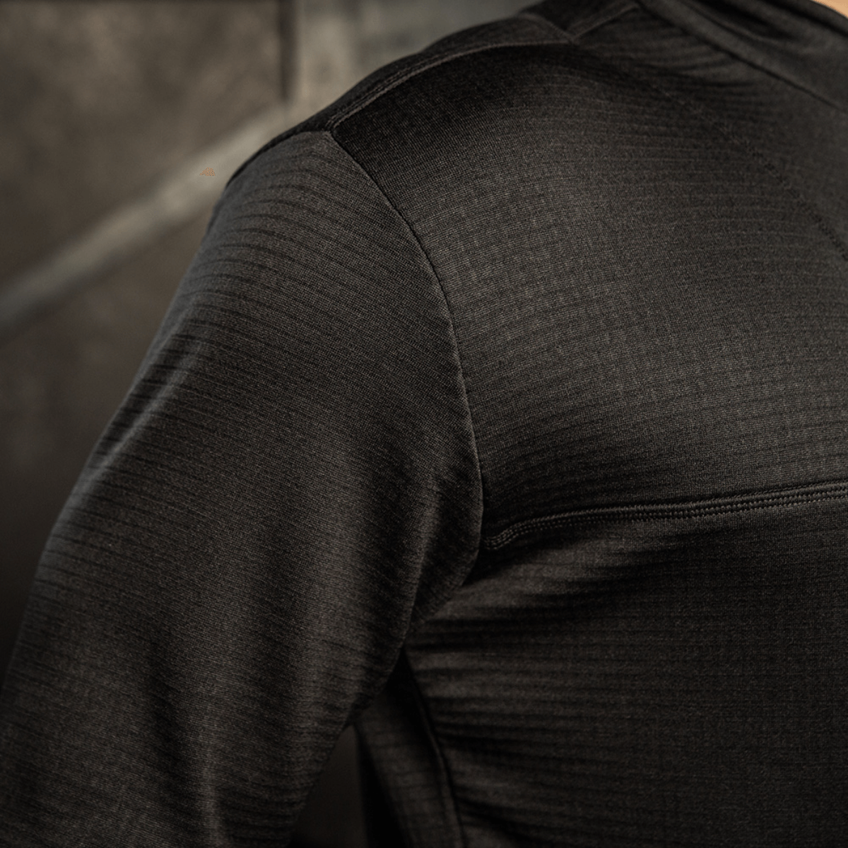 Nærbillede af M-Tac Thermal Fleece Trøje Delta Level 2 i sort, der viser detalje og stofstruktur, ideel til kolde klimaer.