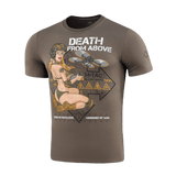 M-Tac T-Shirt Delivery Service med amerikansk Pin-Up-design og teksten 'Death from Above' kombinerer stil og styrke.