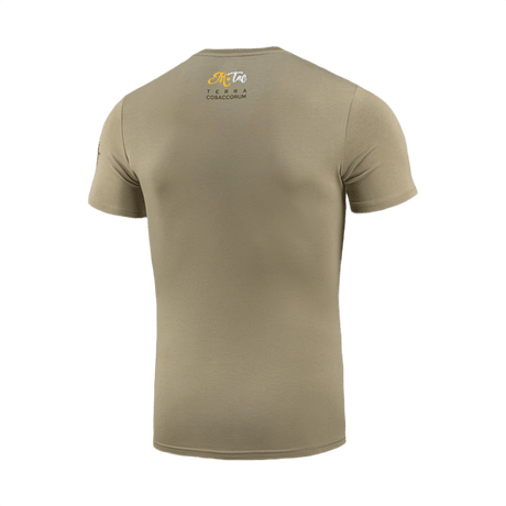 Bagside af M-Tac T-Shirt Motanka med "Terra Cosaccorum" tryk, viser ukrainsk kulturarv og traditionelt kosakdesign.