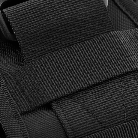 Nærbillede af skulderbånd på M-Tac Urban Line City Patrol Fastex Taske, der viser det slidstærke, vandafvisende materiale.