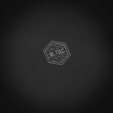 M‑Tac Vedligeholdelsesbakke 24x24 cm med elegant hexagon logo på sort baggrund