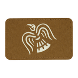 M-Tac Patch Ravneflag Laser Cut viser et vikingeflag med sort ravn på brun baggrund, velegnet til uniform eller taktisk udstyr.