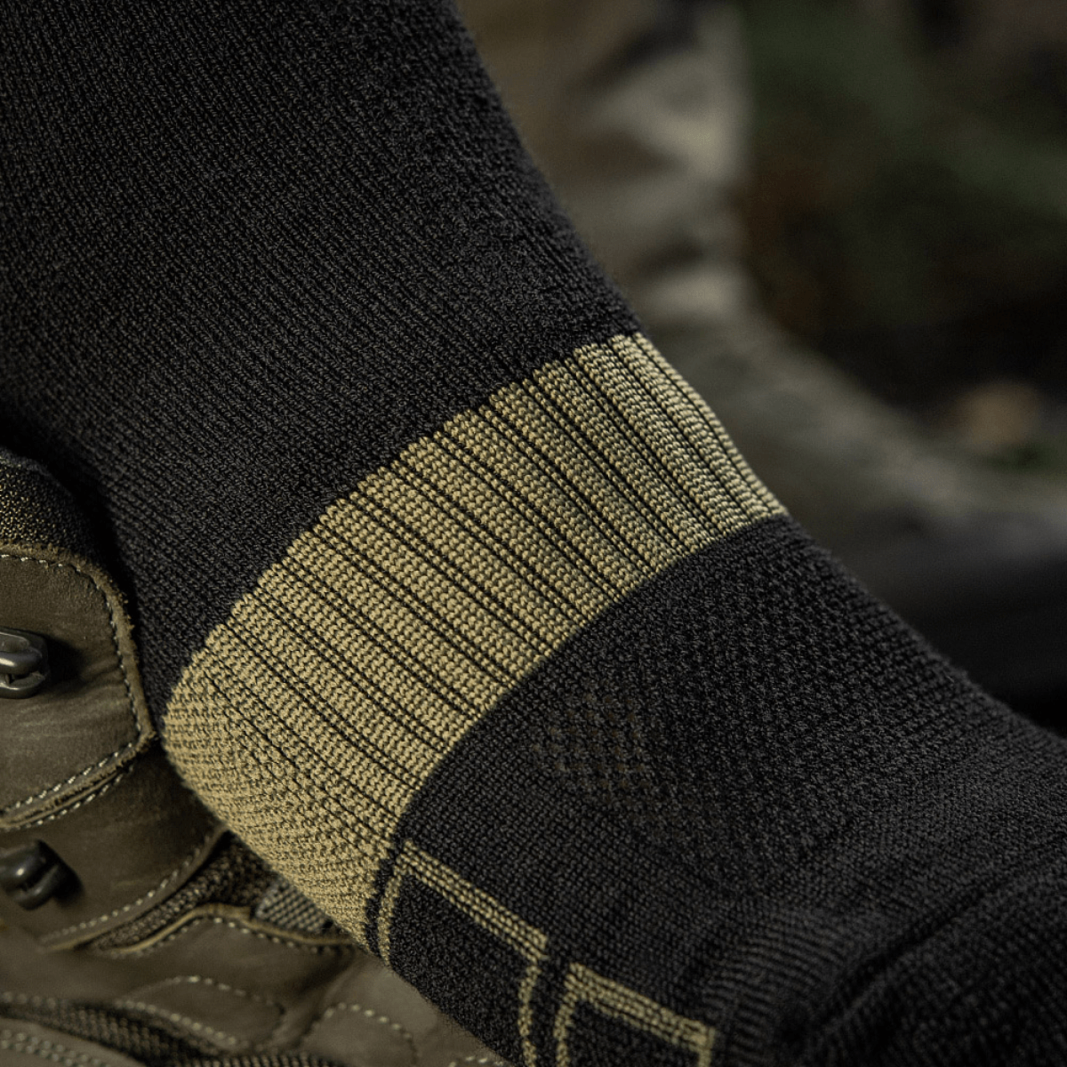 M-Tac Vinter Sokker med elastisk kant, designet til mænd med varmebevarende thermozoner, der sikrer komfort i koldt vejr.