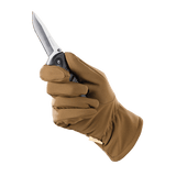 Person iført M-Tac Vinterhandsker Soft Shell, der holder en kniv, fremviser vinterhandskernes funktionalitet og beskyttelse.