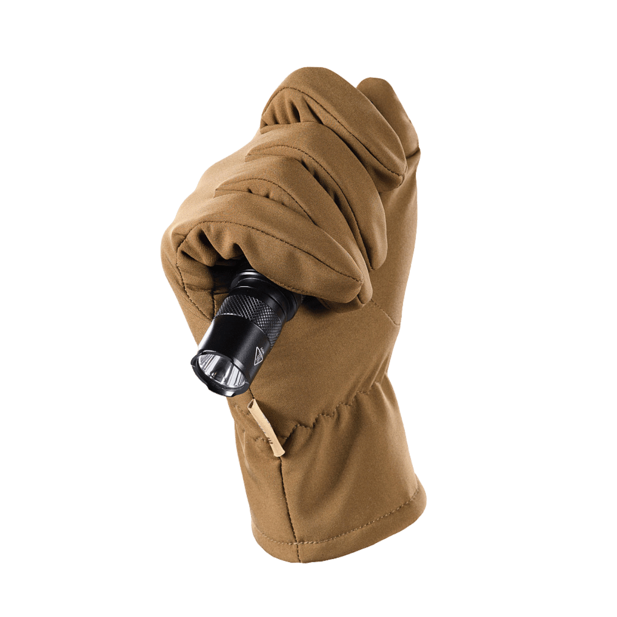 M-Tac Vinterhandsker Soft Shell i brun, funktionelle handsker, der beskytter mod dårligt vejr, vist med en lommelygte i hånden