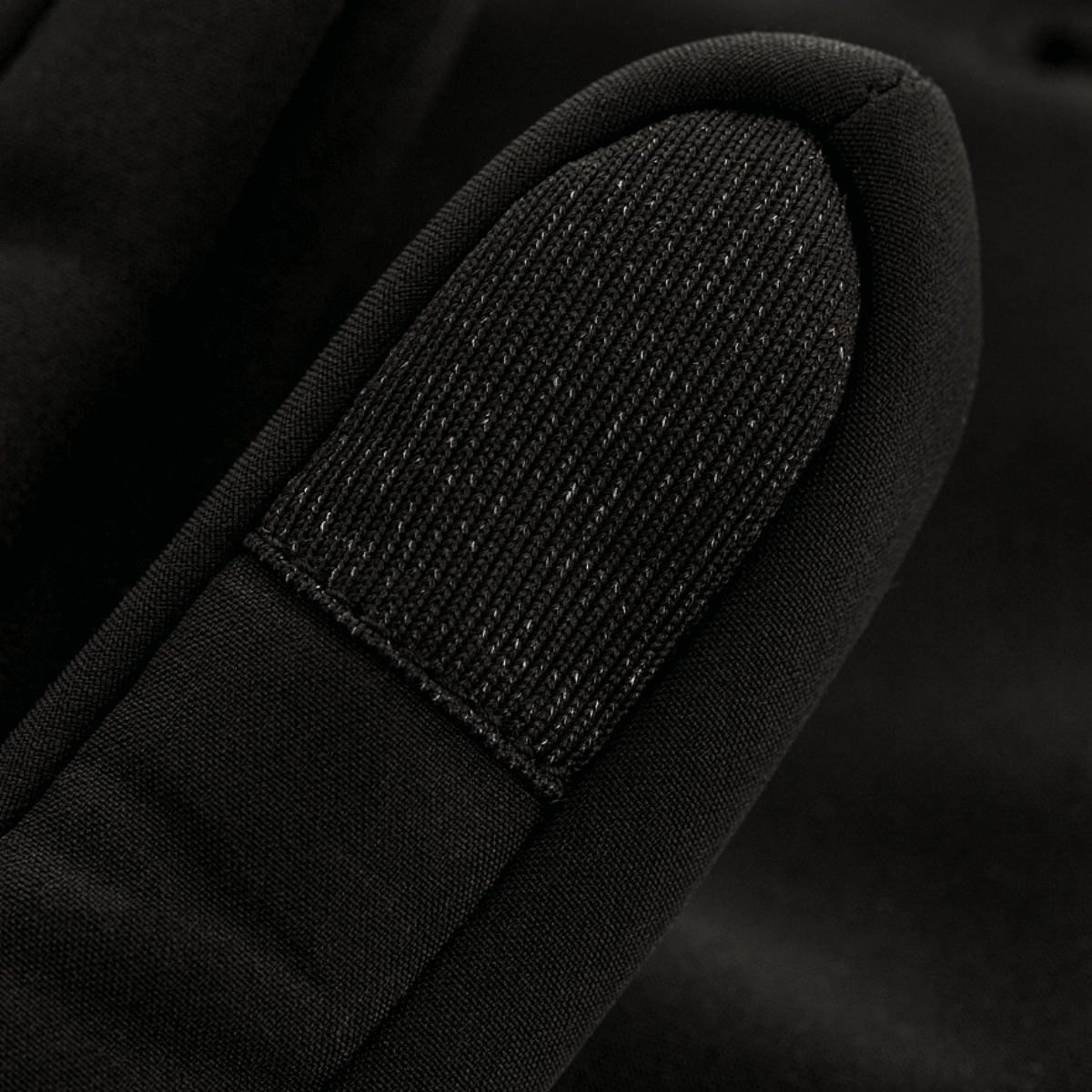 Nærbillede af M-Tac Vinterhandsker Soft Shell, viser detaljerne i den bløde og beskyttende konstruktion til dårligt vejr.