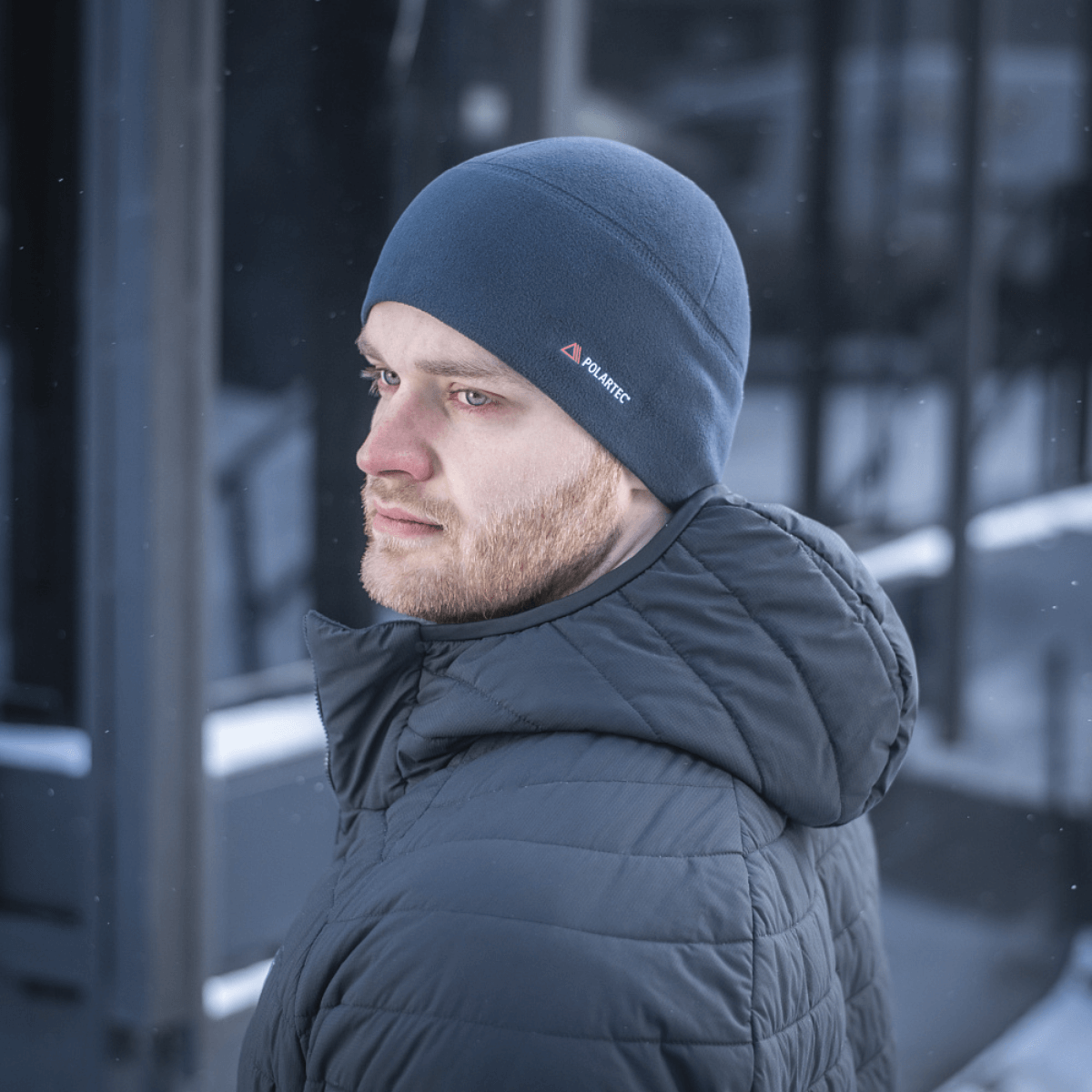 Mand i vinterjakke iført M-Tac Fleece Watch Cap Light Polartec for ekstra varme og beskyttelse mod kulde.