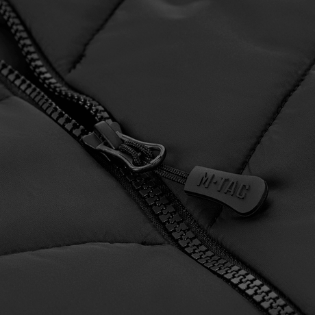 Detalje af lynlås på M-Tac Vytyaz Primaloft Vest, fremstillet af holdbart nylon med varmende Primaloft-isolering i sort materiale.