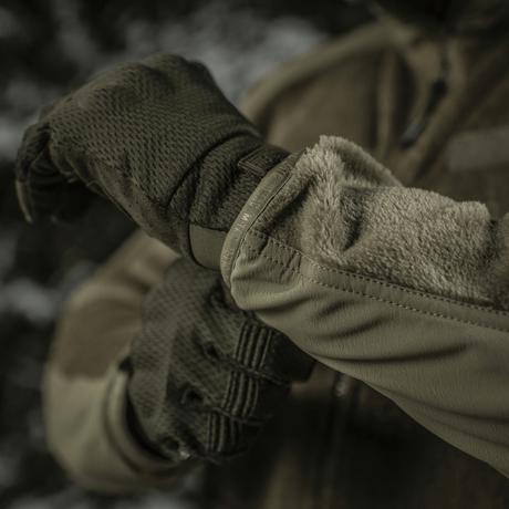 M-Tac Battle Fleece Polartec Jakke med fokus på slidstyrke og komfort, viser materialedetaljer og vejrbeskyttelse.